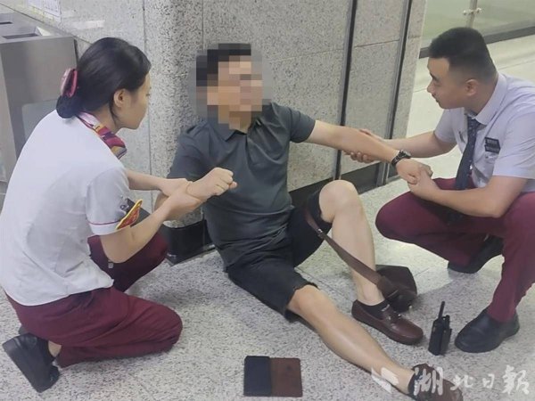 股票配资靠谱公司 “我身体僵硬，全身抽筋……”乘客瘫倒地铁站 众人接力按摩促循环