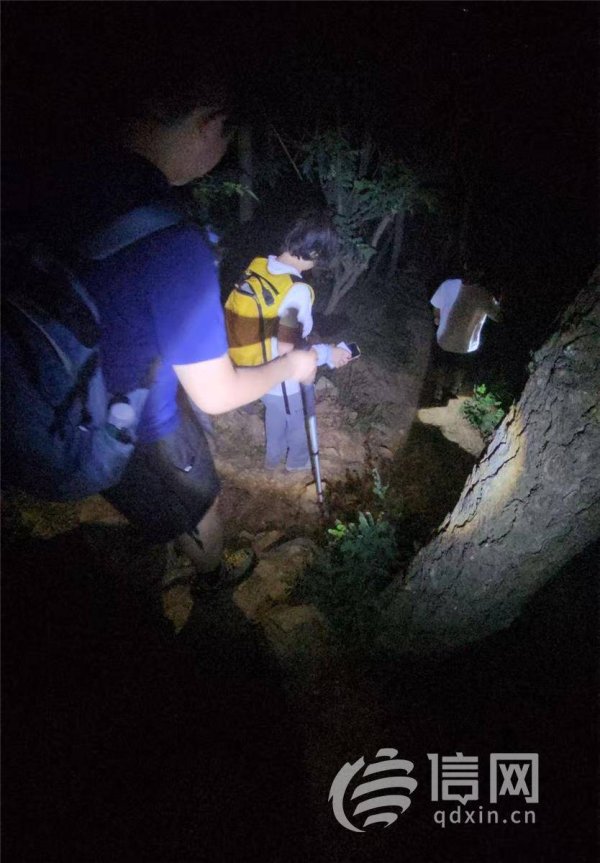 配资讨论网 母子野路爬山深夜迷途 青岛资深驴友“海映山”紧急救助
